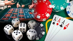 Pemandangan pengguna asyik bermain sport dan casino di perangkat mobile